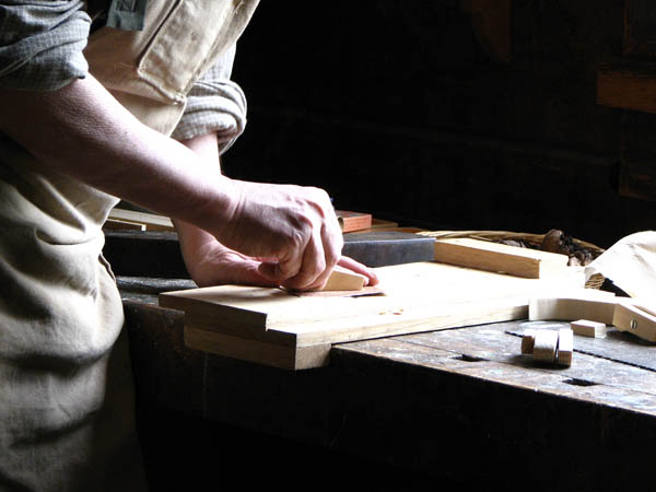 Nacemos de la influencia y formación  heredada en el sector de la <strong>carpintería de madera y ebanistería  en Vilalba.</strong>